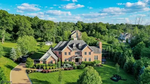 2 Carriage Ct, Warren, NJ 07059