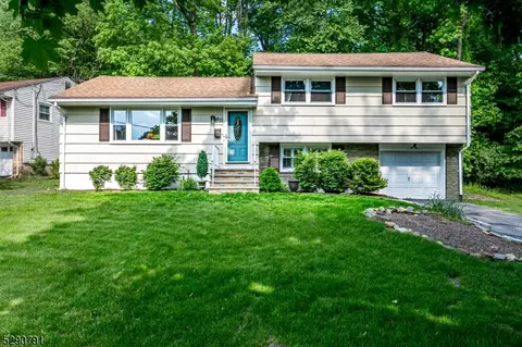 60 Brockton Ct, Metuchen, NJ 08840