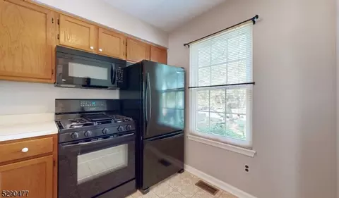 1108 Wetherburn Ct, Flemington, NJ 08822 photo 8