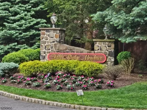 28 Falls Bridge Dr #28, Totowa, NJ 07512