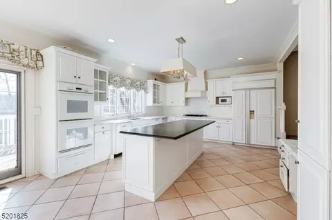 22 Sutton Dr, Berkeley Heights, NJ 07922 photo 8