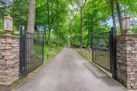 23 Brush Hill Rd, Kinnelon, NJ 07405
