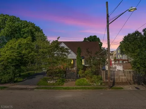 6 Grant St, Elmwood Park, NJ 07407