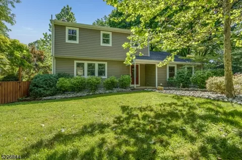 3 Country Hill Rd, Lebanon, NJ 08833
