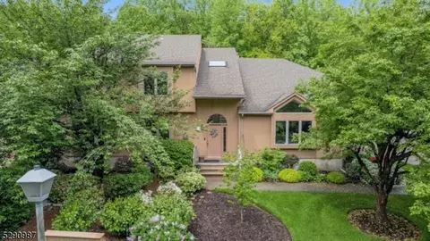 18 Robinhood Dr, Mountain Lakes, NJ 07046