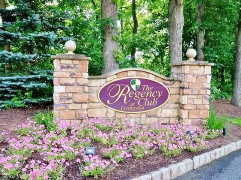 909 Kensington Ln, Livingston, NJ 07039