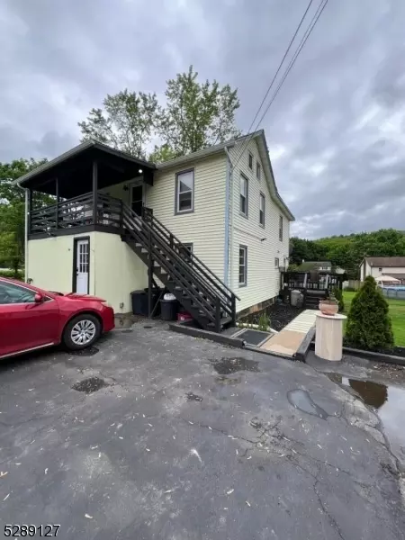 54 Henry St, Oxford, NJ 07863