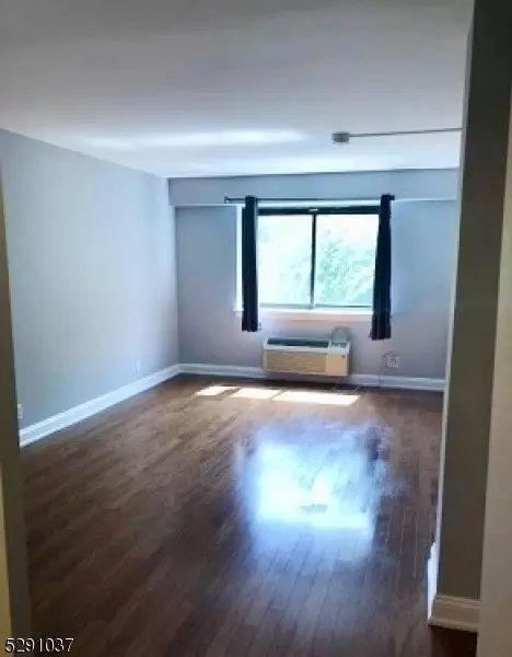 60 Parkway Dr #2DD, East Orange, NJ 07017