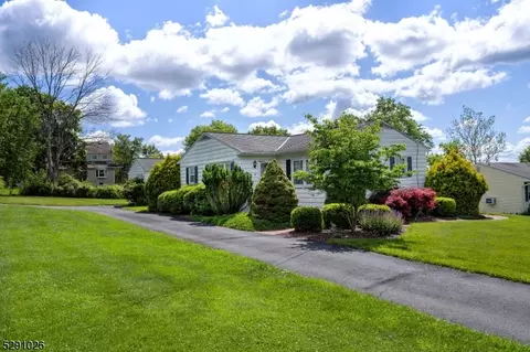 8 Circle Dr N, Lambertville, NJ 08530