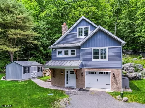 135 Lackawanna Dr, Stanhope, NJ 07874