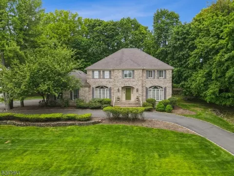 1 Edgewood Ct, Caldwell, NJ 07006