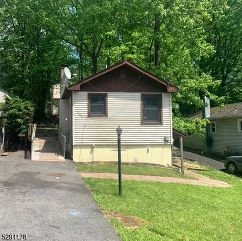 339 Elmira Trl, Hopatcong, NJ 07843