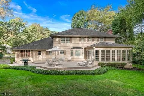 5 Penwood Dr, Morris Plains, NJ 07950