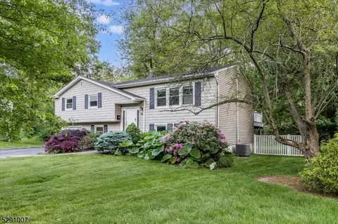 10 Knollwood Dr, Livingston, NJ 07039