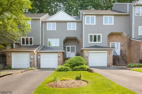 92 Stockton Ct, Morris Plains, NJ 07950