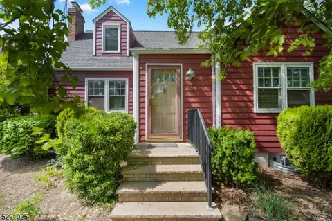 16 Lakeside Dr, Piscataway, NJ 08854