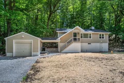 112 Glen Rd, Highland Lakes, NJ 07422