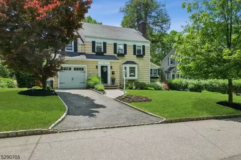 27 Manor Rd, Verona, NJ 07044