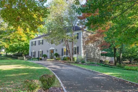 6 Crestview Ct, Roseland, NJ 07068