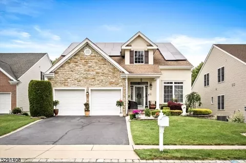 10 Salter Ct, Manalapan, NJ 07726