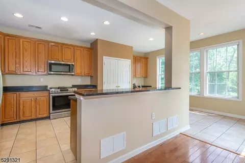 194 Levinberg Ln, Wayne, NJ 07470 photo 12