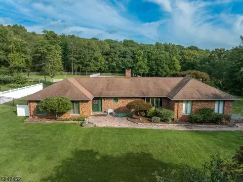 121 Crease Rd, Mount Olive, NJ 07828