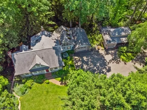 364 Fells Rd, Essex Fells, NJ 07021