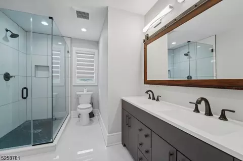241 Washington Pl, Paramus, NJ 07652 photo 29