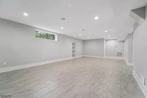 241 Washington Pl, Paramus, NJ 07652 photo 16