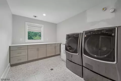 241 Washington Pl, Paramus, NJ 07652 photo 27