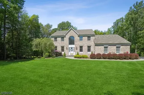 17 Schoolhouse Ln, Mount Olive, NJ 07836