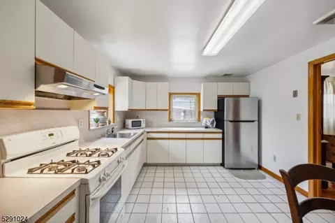 9 Church Sq, Harrison, NJ 07029