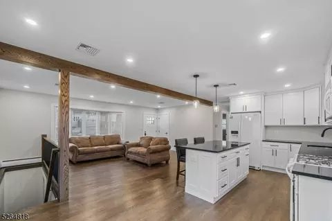 71 Woodhaven Dr, Wayne, NJ 07470