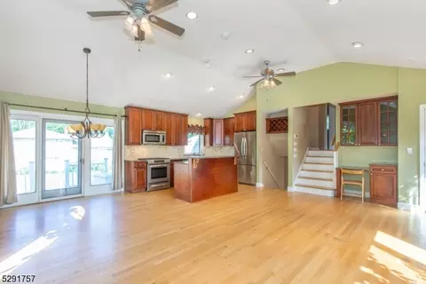 4 Berkley Ct, Wayne, NJ 07470 photo 2