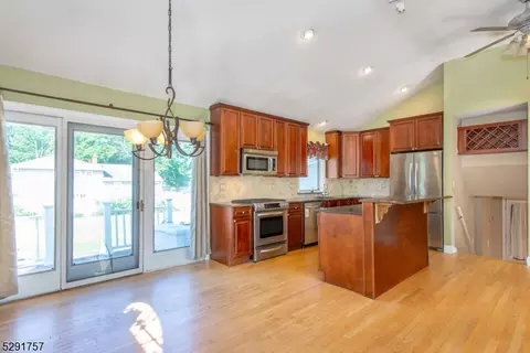 4 Berkley Ct, Wayne, NJ 07470 photo 4