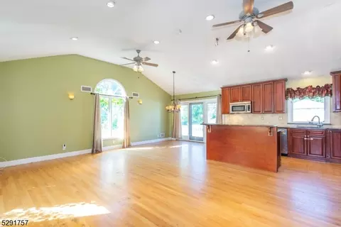 4 Berkley Ct, Wayne, NJ 07470 photo 9