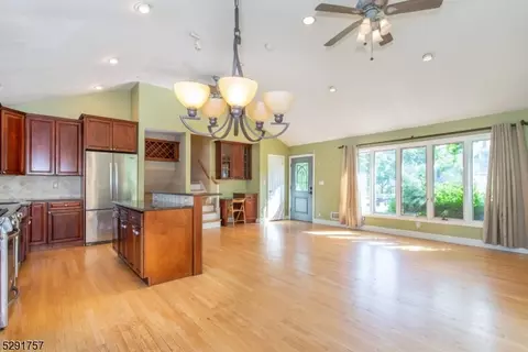 4 Berkley Ct, Wayne, NJ 07470 photo 3