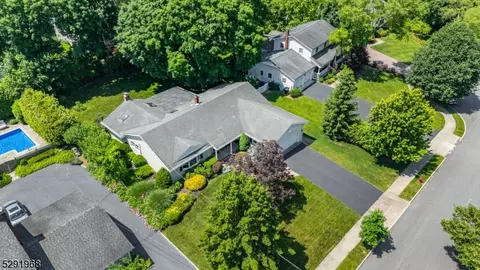 438 Red Birch Ct, Ridgewood, NJ 07450