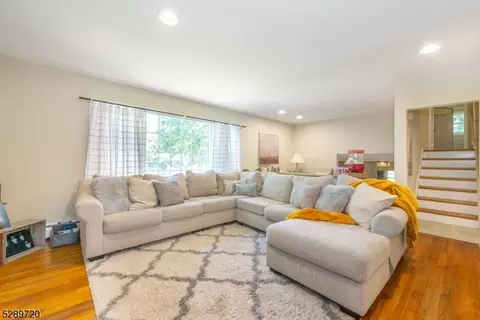 77 Tall Oaks Dr, Wayne, NJ 07470 photo 2