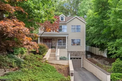 32 Walnut St, Oakland, NJ 07436