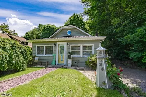 28 Center St, Mount Olive, NJ 07828