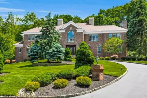 35 Parkwood Ln, Bernards, NJ 07920
