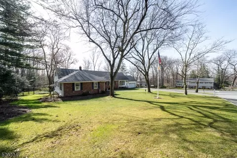 19 Highland Dr, Caldwell, NJ 07006