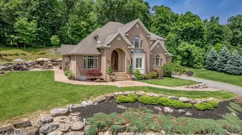 11 Brookstone Dr, Boonton, NJ 07005