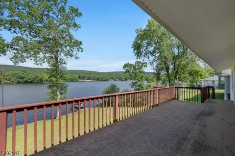 32 E Shore Dr, Newton, NJ 07860