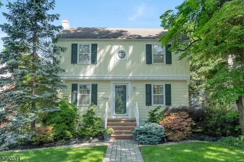 8 Woodwild Ter, Metuchen, NJ 08840