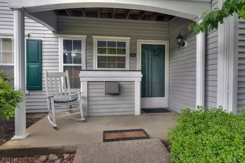 306 Chatfield Dr, Pompton Plains, NJ 07444