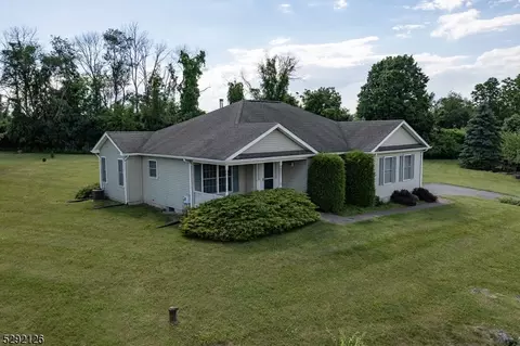 3 Summit Rd, Green Twp, NJ 07821