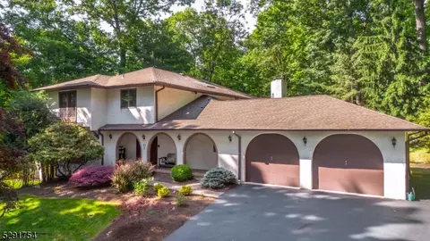 25 Shoshone Trl, Wayne, NJ 07470