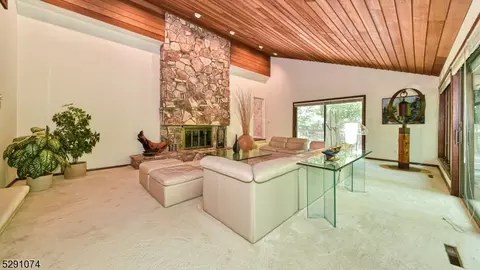 625 Reservoir Dr, Franklin Lakes, NJ 07417